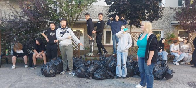 Całym Ośrodkiem przystąpiliśmy do akcji „ Sprzątanie Świata”.